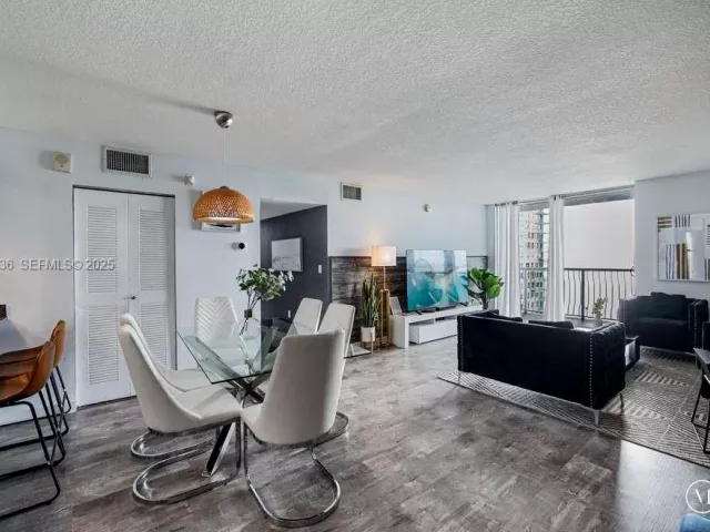 3-bedroom condo for sale in Miami - 1200 Brickell Bay Dr 2202 - MondialRealty