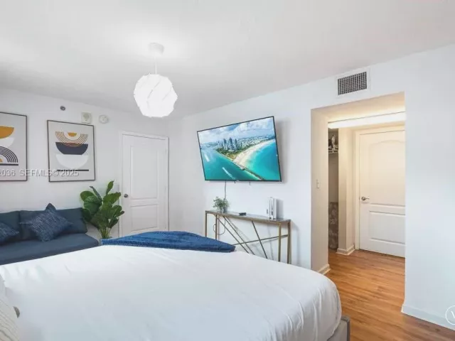 3-bedroom condo for sale in Miami - 1200 Brickell Bay Dr 2202 - MondialRealty