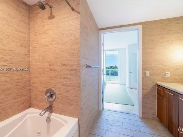 2-bedroom condo for sale in Miami - 50 Biscayne Blvd 602 - MondialRealty