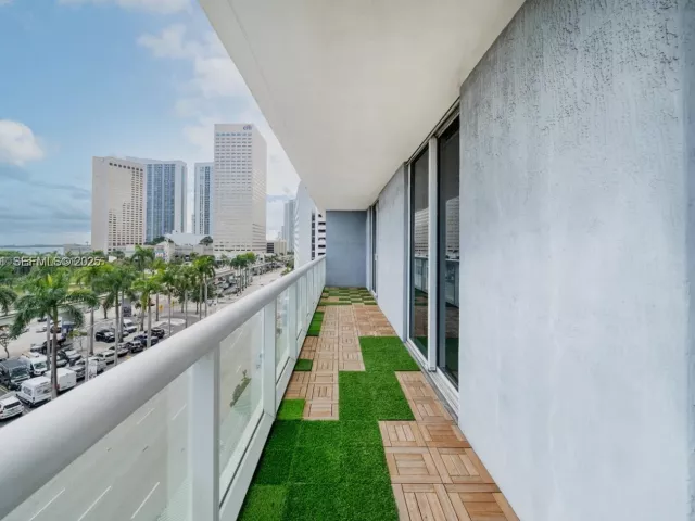 2-bedroom condo for sale in Miami - 50 Biscayne Blvd 602 - MondialRealty
