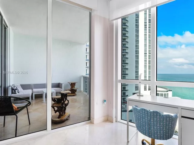 3-bedroom condo for sale in Sunny Isles Beach - 15901 Collins Ave 904 - MondialRealty
