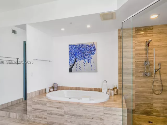 3-bedroom condo for sale in Sunny Isles Beach - 16001 Collins Ave 701 - MondialRealty