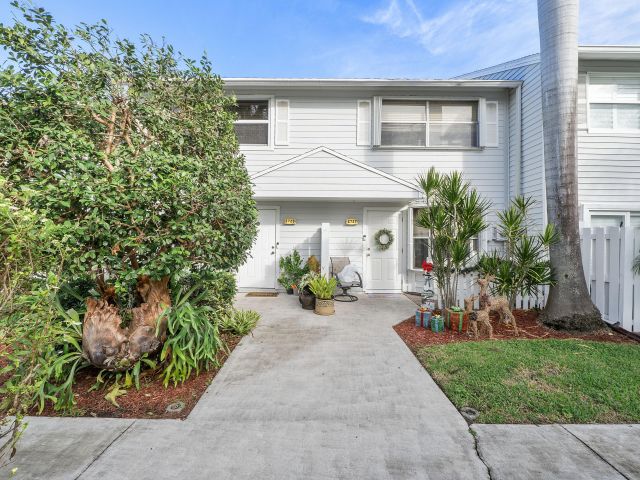 Home for rent at 2725 NE 15th Street - photo 6907622