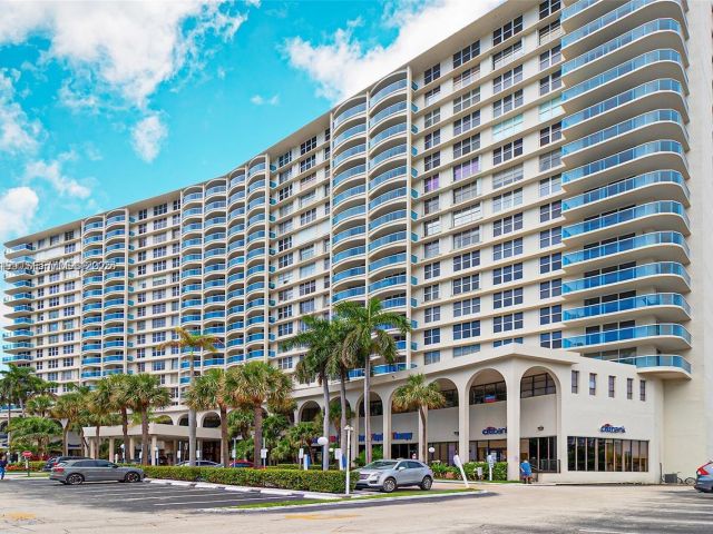 2-bedroom condo for sale in Hollywood - 3800 S Ocean Dr 1117 - MondialRealty