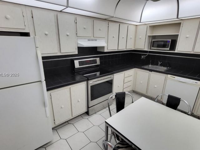 2-bedroom condo for sale in Hollywood - 3800 S Ocean Dr 1117 - MondialRealty