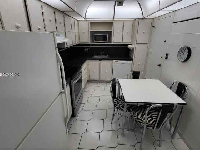 2-bedroom condo for sale in Hollywood - 3800 S Ocean Dr 1117 - MondialRealty