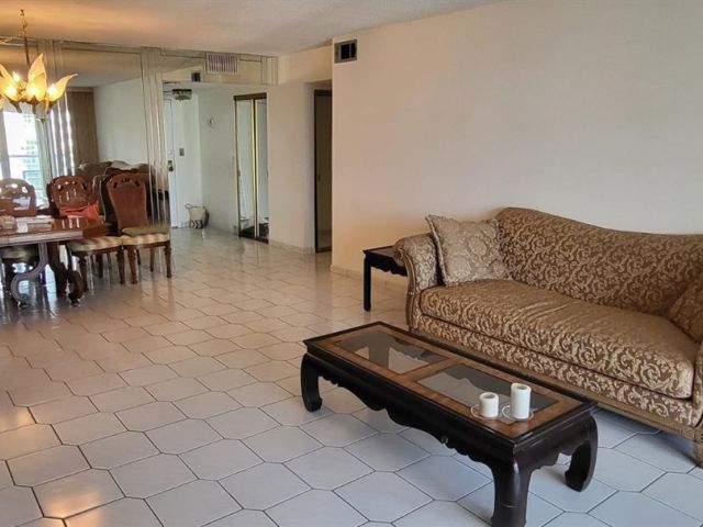 2-bedroom condo for sale in Hollywood - 3800 S Ocean Dr 1117 - MondialRealty