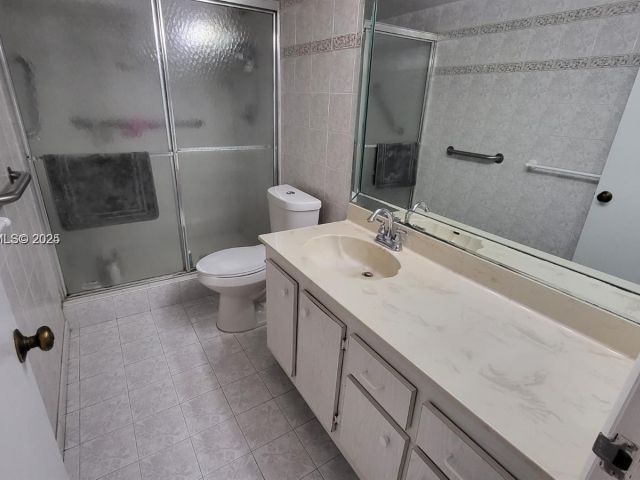 2-bedroom condo for sale in Hollywood - 3800 S Ocean Dr 1117 - MondialRealty