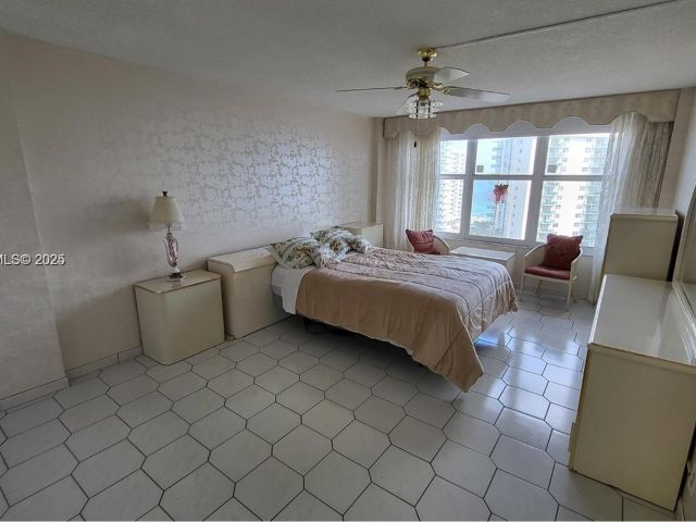 2-bedroom condo for sale in Hollywood - 3800 S Ocean Dr 1117 - MondialRealty