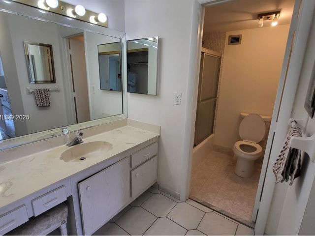2-bedroom condo for sale in Hollywood - 3800 S Ocean Dr 1117 - MondialRealty