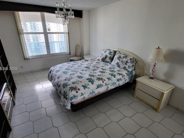 2-bedroom condo for sale in Hollywood - 3800 S Ocean Dr 1117 - MondialRealty