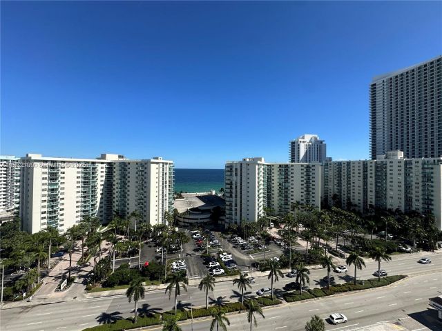 2-bedroom condo for sale in Hollywood - 3800 S Ocean Dr 1117 - MondialRealty