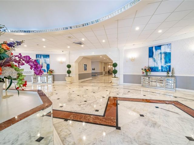 2-bedroom condo for sale in Hollywood - 3800 S Ocean Dr 1117 - MondialRealty