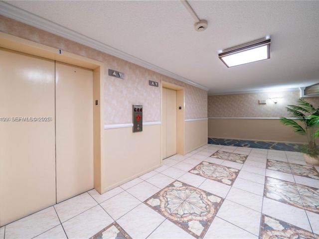2-bedroom condo for sale in Hollywood - 3800 S Ocean Dr 1117 - MondialRealty