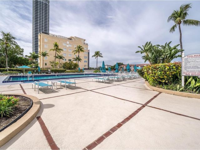 2-bedroom condo for sale in Hollywood - 3800 S Ocean Dr 1117 - MondialRealty