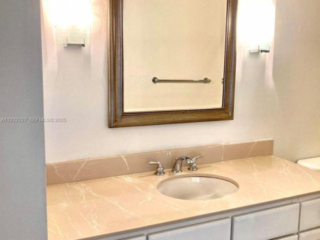 1-bedroom condo for sale in Miami - 2001 Biscayne Blvd 2608 - MondialRealty