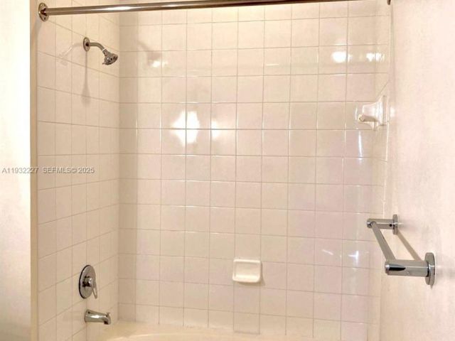 1-bedroom condo for sale in Miami - 2001 Biscayne Blvd 2608 - MondialRealty