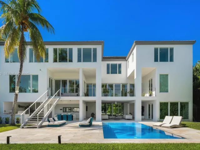 5-bedroom home for rent in Key Biscayne - 481 S Mashta Drive - MondialRealty