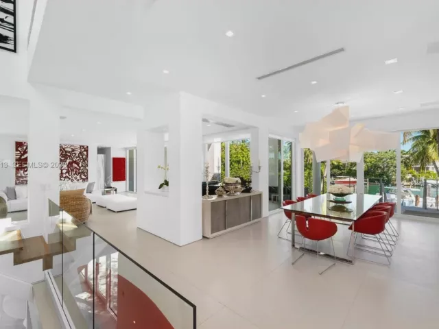 5-bedroom home for rent in Key Biscayne - 481 S Mashta Drive - MondialRealty