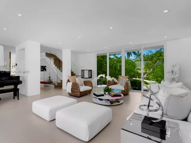 5-bedroom home for rent in Key Biscayne - 481 S Mashta Drive - MondialRealty