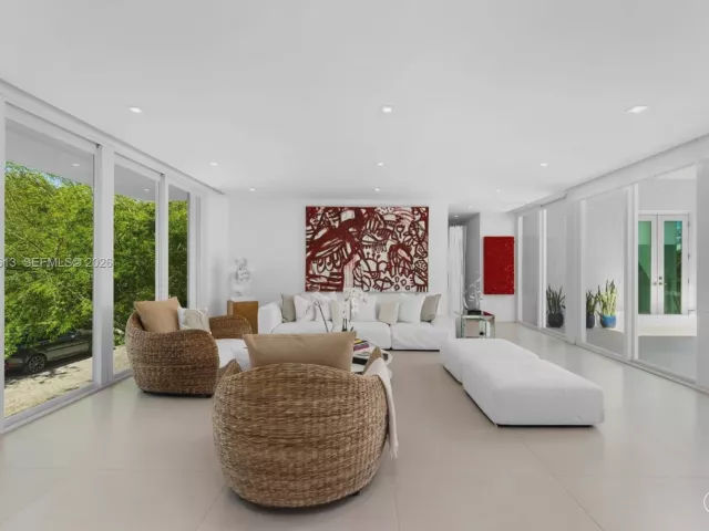 5-bedroom home for rent in Key Biscayne - 481 S Mashta Drive - MondialRealty