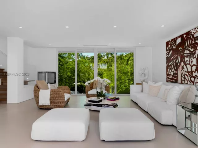 5-bedroom home for rent in Key Biscayne - 481 S Mashta Drive - MondialRealty