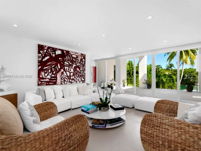 5-bedroom home for rent in Key Biscayne - 481 S Mashta Drive - MondialRealty