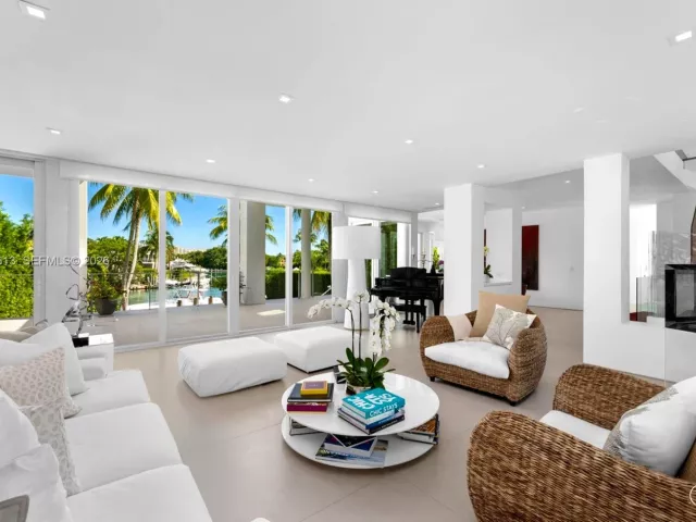 5-bedroom home for rent in Key Biscayne - 481 S Mashta Drive - MondialRealty