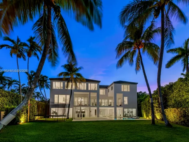 5-bedroom home for rent in Key Biscayne - 481 S Mashta Drive - MondialRealty