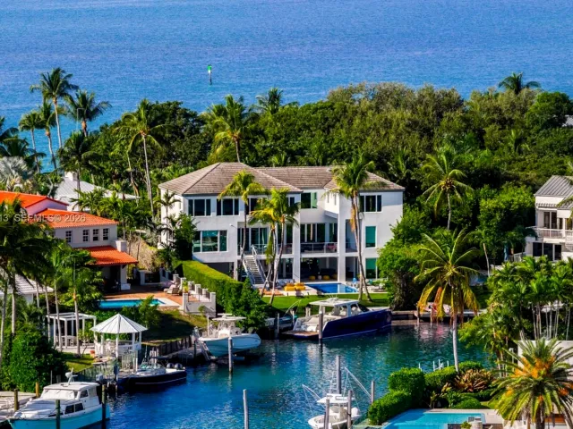 5-bedroom home for rent in Key Biscayne - 481 S Mashta Drive - MondialRealty