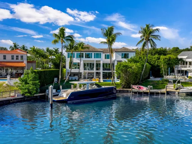 5-bedroom home for rent in Key Biscayne - 481 S Mashta Drive - MondialRealty