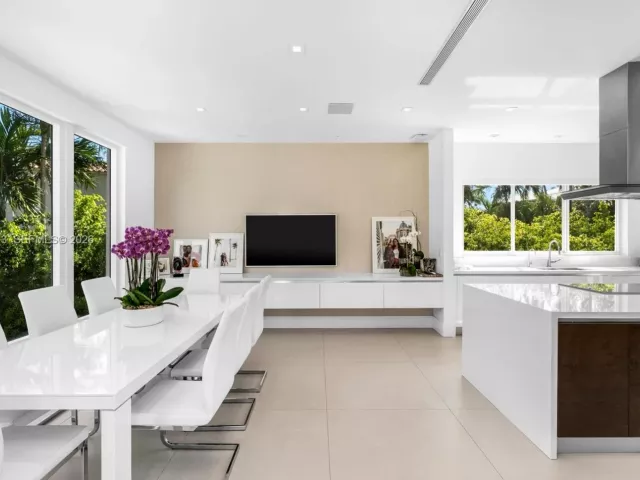 5-bedroom home for rent in Key Biscayne - 481 S Mashta Drive - MondialRealty