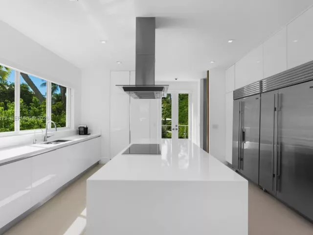 5-bedroom home for rent in Key Biscayne - 481 S Mashta Drive - MondialRealty