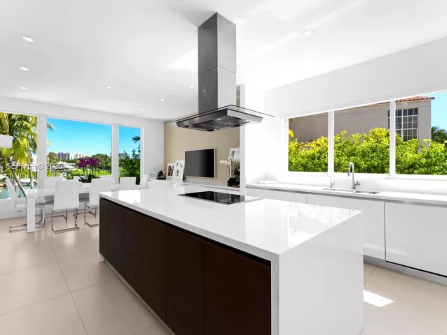 5-bedroom home for rent in Key Biscayne - 481 S Mashta Drive - MondialRealty