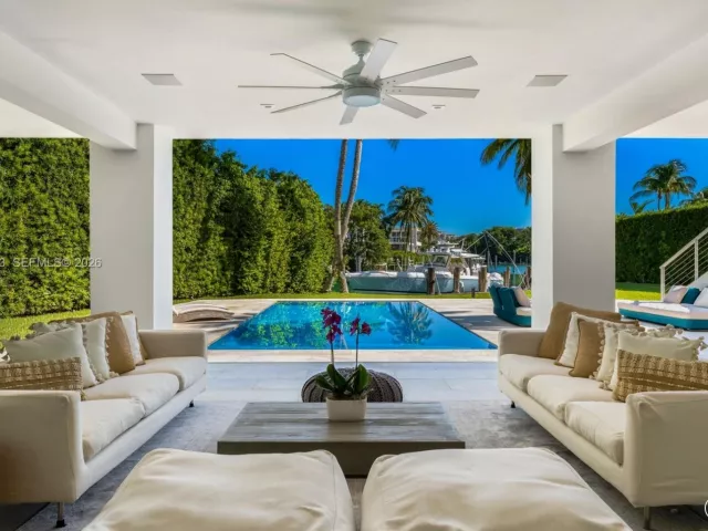 5-bedroom home for rent in Key Biscayne - 481 S Mashta Drive - MondialRealty