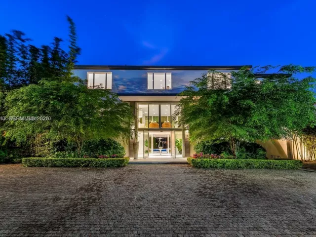 5-bedroom home for rent in Key Biscayne - 481 S Mashta Drive - MondialRealty