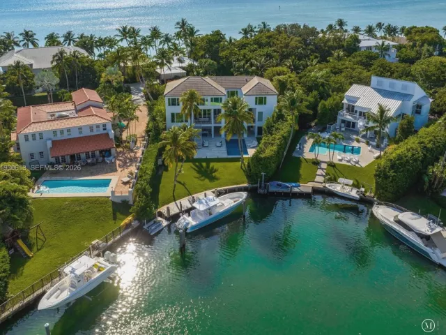 5-bedroom home for rent in Key Biscayne - 481 S Mashta Drive - MondialRealty