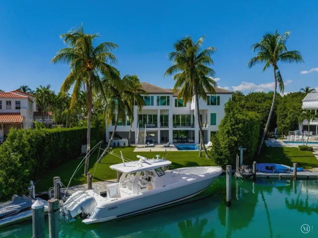 5-bedroom home for rent in Key Biscayne - 481 S Mashta Drive - MondialRealty