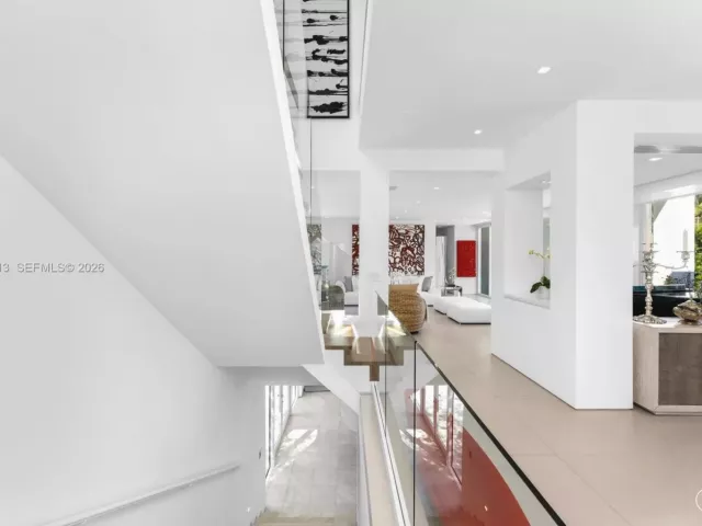 5-bedroom home for rent in Key Biscayne - 481 S Mashta Drive - MondialRealty