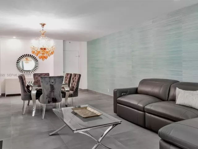 2-bedroom condo for sale in Hollywood - 4001 S Ocean Dr 9F - MondialRealty