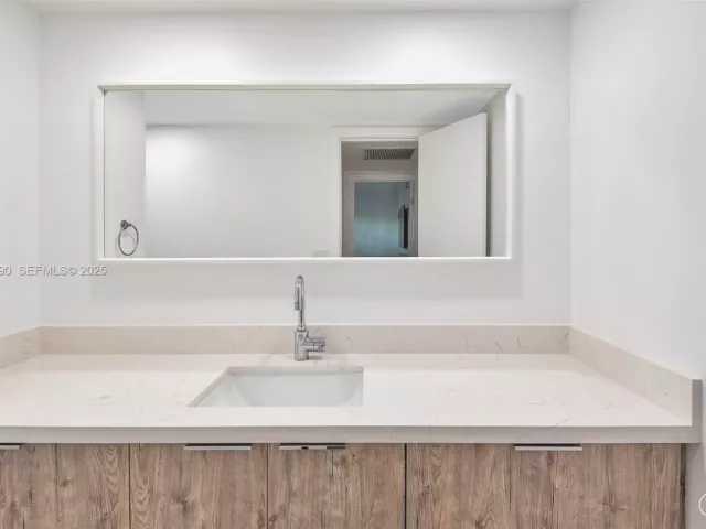 2-bedroom condo for sale in Hollywood - 4001 S Ocean Dr 9F - MondialRealty