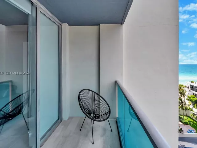 2-bedroom condo for sale in Hollywood - 4001 S Ocean Dr 9F - MondialRealty
