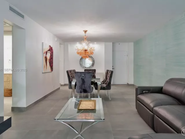 2-bedroom condo for sale in Hollywood - 4001 S Ocean Dr 9F - MondialRealty