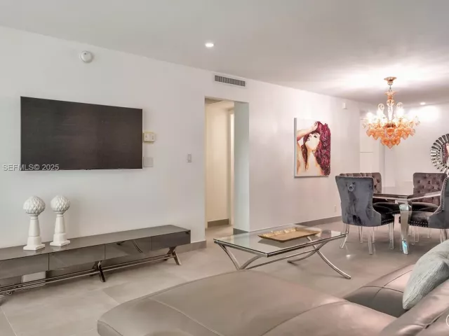 2-bedroom condo for sale in Hollywood - 4001 S Ocean Dr 9F - MondialRealty