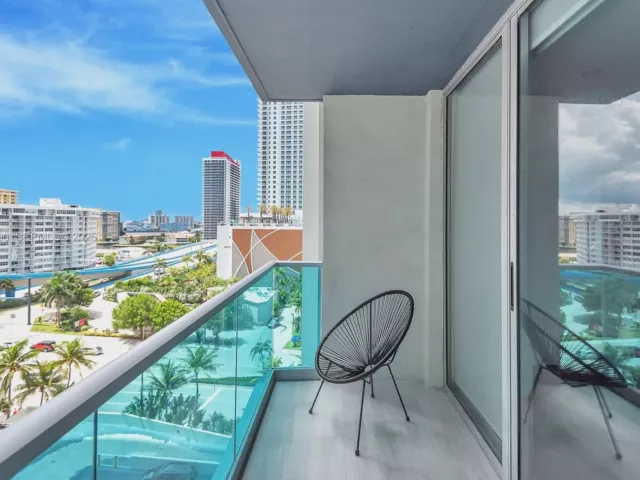 2-bedroom condo for sale in Hollywood - 4001 S Ocean Dr 9F - MondialRealty