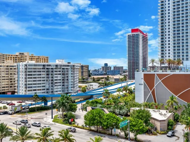 2-bedroom condo for sale in Hollywood - 4001 S Ocean Dr 9F - MondialRealty