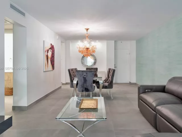 2-bedroom condo for sale in Hollywood - 4001 S Ocean Dr 9F - MondialRealty