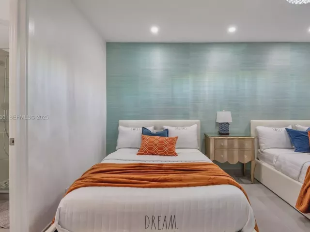 2-bedroom condo for sale in Hollywood - 4001 S Ocean Dr 9F - MondialRealty