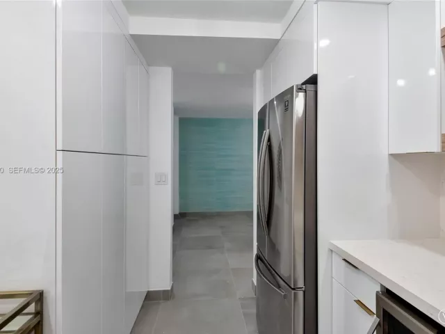 2-bedroom condo for sale in Hollywood - 4001 S Ocean Dr 9F - MondialRealty