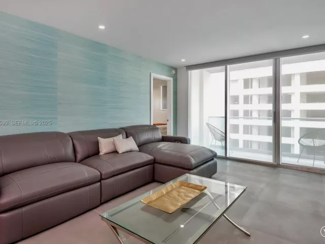2-bedroom condo for sale in Hollywood - 4001 S Ocean Dr 9F - MondialRealty
